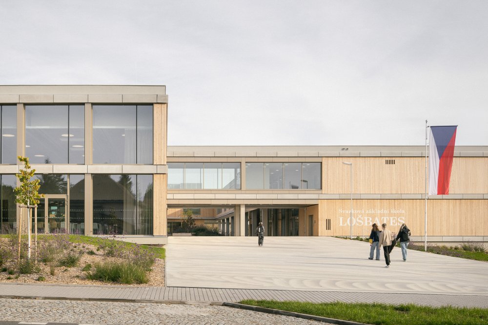 Čtyři obce, investice za 600 milionů korun a škola, která má být víc než jen místem výuky. Prohlédněte si, jak vypadá nový kampus LOŠBATES v Louňovicích, kde kvalitní architektura propojuje vzdělávání, sport, komunitní život i okolní krajinu.