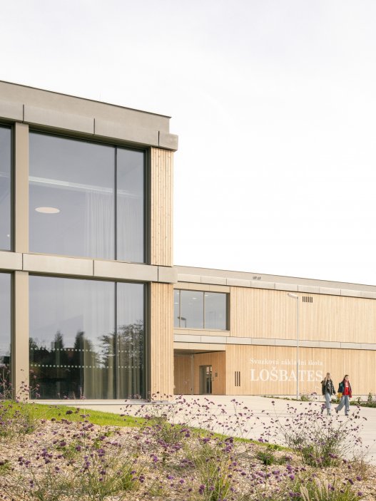 Čtyři obce, investice za 600 milionů korun a škola, která má být víc než jen místem výuky. Prohlédněte si, jak vypadá nový kampus LOŠBATES v Louňovicích, kde kvalitní architektura propojuje vzdělávání, sport, komunitní život i okolní krajinu.