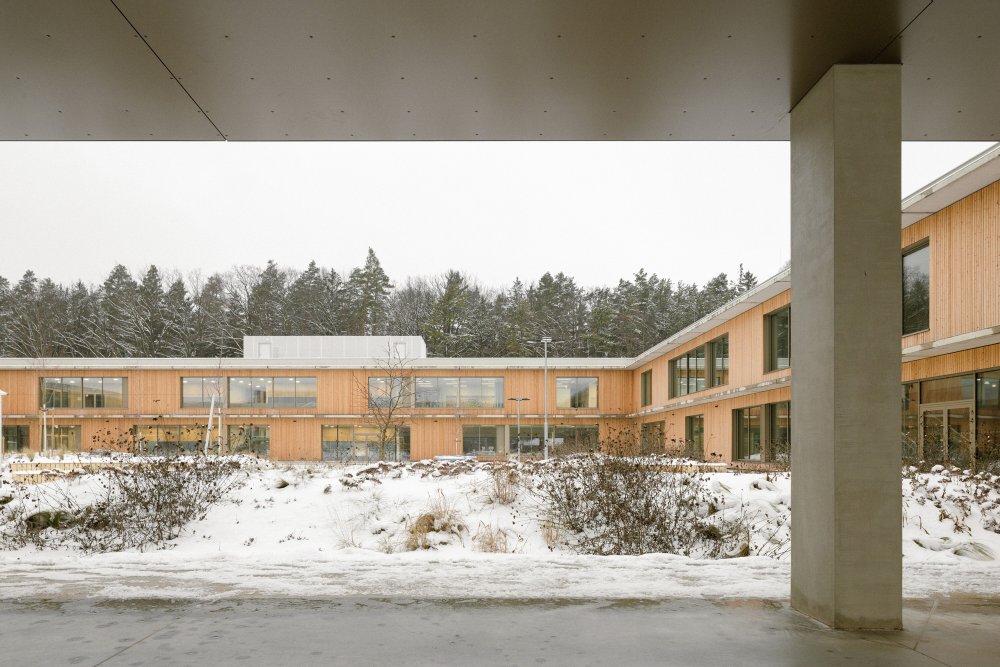 Čtyři obce, investice za 600 milionů korun a škola, která má být víc než jen místem výuky. Prohlédněte si, jak vypadá nový kampus LOŠBATES v Louňovicích, kde kvalitní architektura propojuje vzdělávání, sport, komunitní život i okolní krajinu.