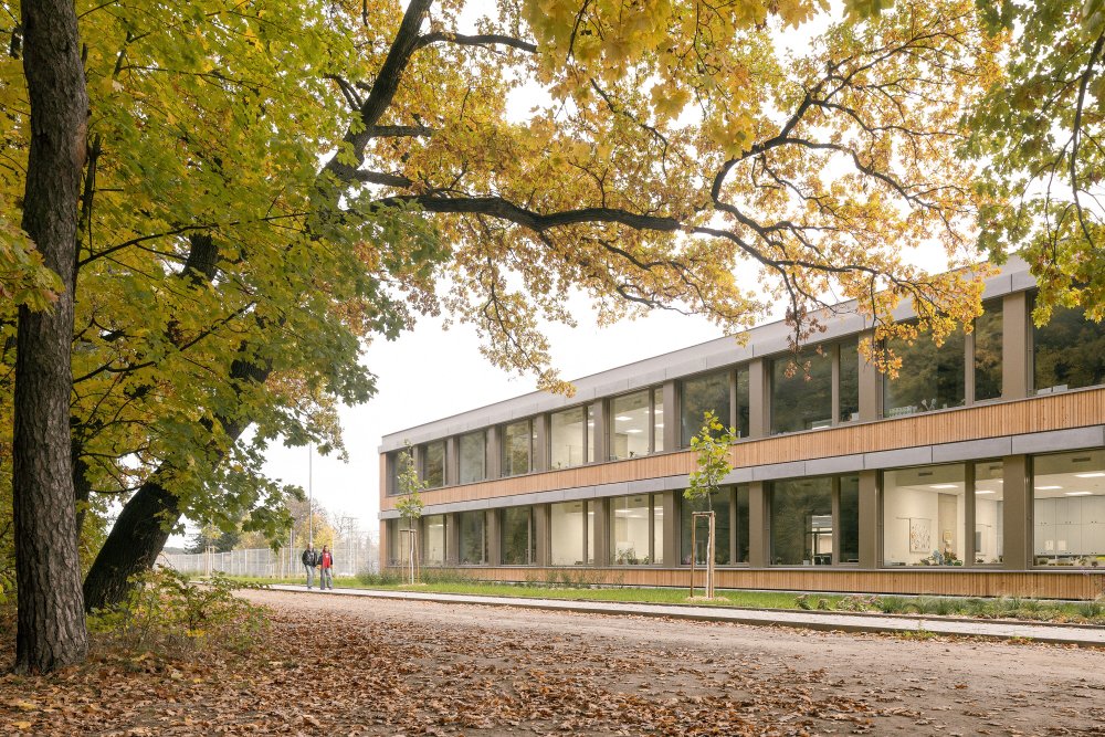 Čtyři obce, investice za 600 milionů korun a škola, která má být víc než jen místem výuky. Prohlédněte si, jak vypadá nový kampus LOŠBATES v Louňovicích, kde kvalitní architektura propojuje vzdělávání, sport, komunitní život i okolní krajinu.