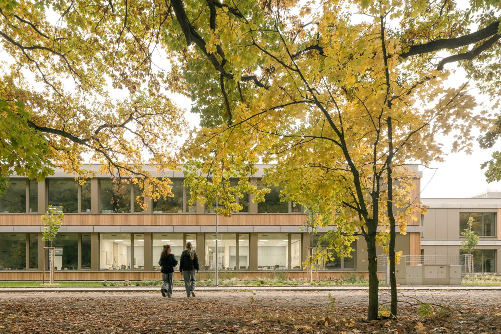 Čtyři obce, investice za 600 milionů korun a škola, která má být víc než jen místem výuky. Prohlédněte si, jak vypadá nový kampus LOŠBATES v Louňovicích, kde kvalitní architektura propojuje vzdělávání, sport, komunitní život i okolní krajinu.