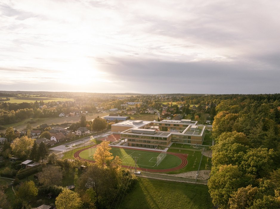 Čtyři obce, investice za 600 milionů korun a škola, která má být víc než jen místem výuky. Prohlédněte si, jak vypadá nový kampus LOŠBATES v Louňovicích, kde kvalitní architektura propojuje vzdělávání, sport, komunitní život i okolní krajinu.