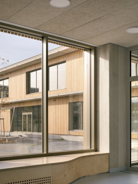 Čtyři obce, investice za 600 milionů korun a škola, která má být víc než jen místem výuky. Prohlédněte si, jak vypadá nový kampus LOŠBATES v Louňovicích, kde kvalitní architektura propojuje vzdělávání, sport, komunitní život i okolní krajinu.