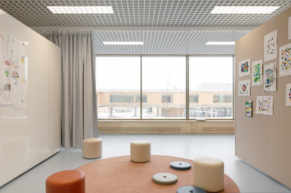 Čtyři obce, investice za 600 milionů korun a škola, která má být víc než jen místem výuky. Prohlédněte si, jak vypadá nový kampus LOŠBATES v Louňovicích, kde kvalitní architektura propojuje vzdělávání, sport, komunitní život i okolní krajinu.