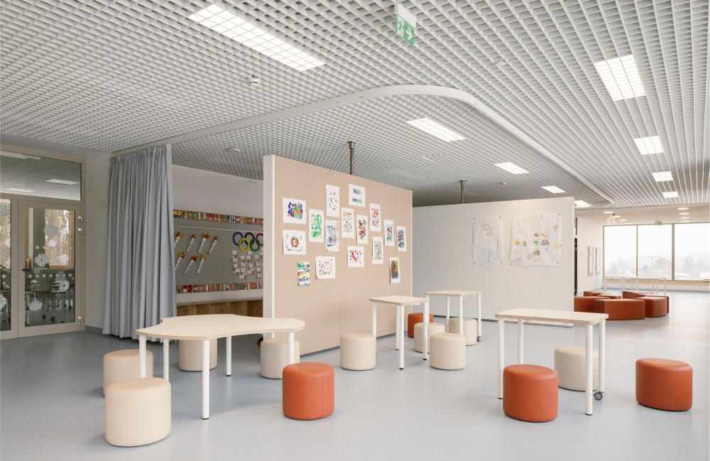 Čtyři obce, investice za 600 milionů korun a škola, která má být víc než jen místem výuky. Prohlédněte si, jak vypadá nový kampus LOŠBATES v Louňovicích, kde kvalitní architektura propojuje vzdělávání, sport, komunitní život i okolní krajinu.
