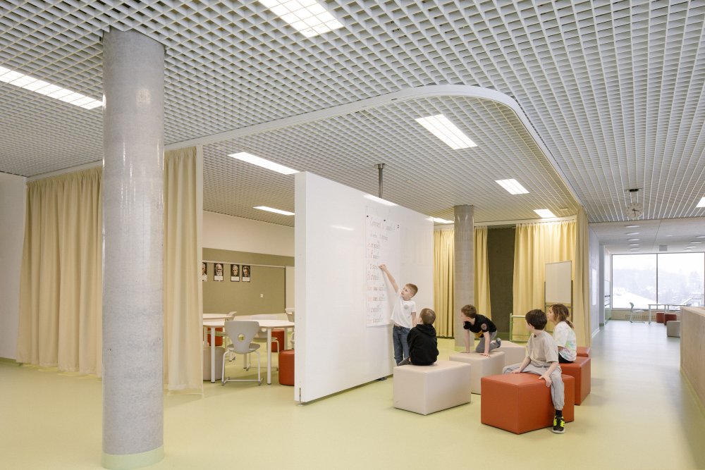 Čtyři obce, investice za 600 milionů korun a škola, která má být víc než jen místem výuky. Prohlédněte si, jak vypadá nový kampus LOŠBATES v Louňovicích, kde kvalitní architektura propojuje vzdělávání, sport, komunitní život i okolní krajinu.