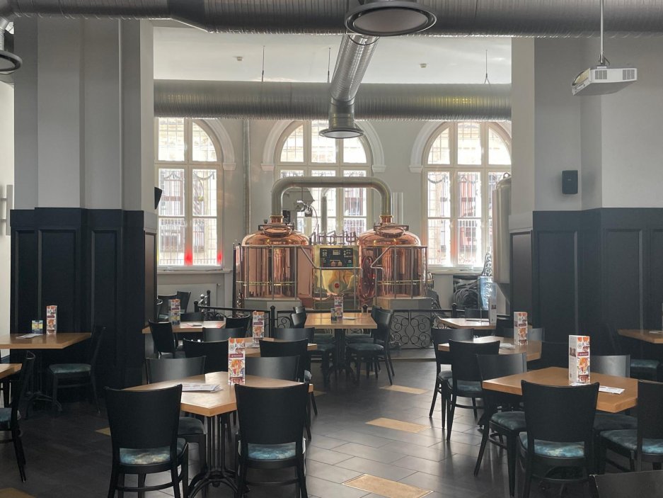 Součástí nákupního výletu může být i návštěva restaurace, pivo je ale v Polsku drahé