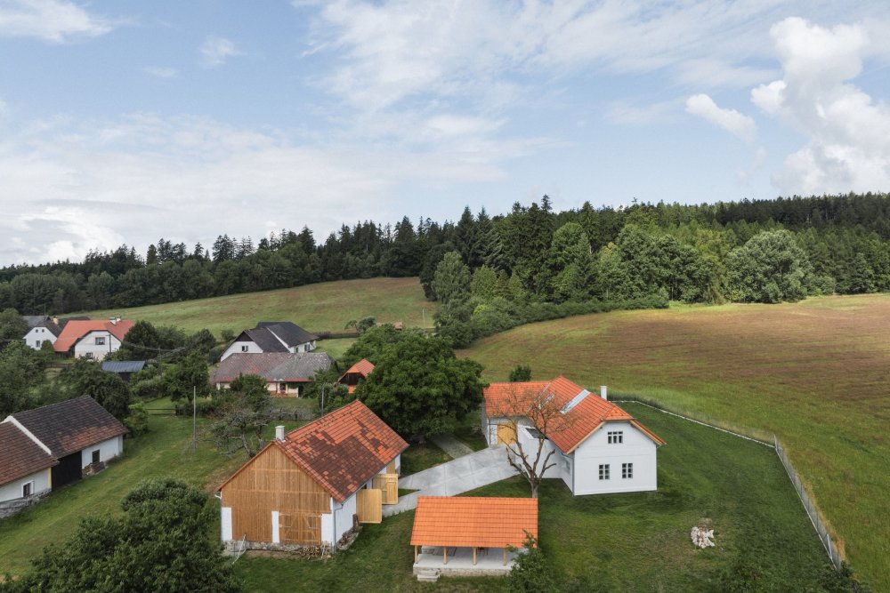 Rekonstrukce venkovské usedlosti na okraji Brd zachovává původní charakter domu, ale doplňuje jej o výrazné prosklené prvky.