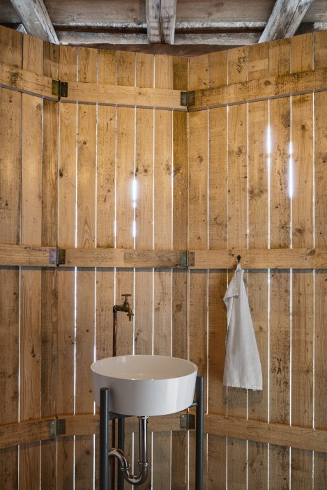 Architekti zachovali jednoduchost stodoly, její původní zemědělskou funkci ale nahradili neformálním venkovním obývákem.