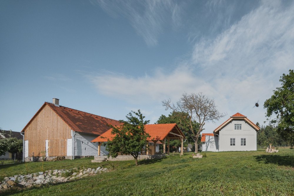 Architekti z EM.A a EM architekti pracovali s původní hmotou chalupy i hospodářských staveb a otevřeli areál směrem do okolní krajiny.