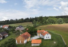Rekonstrukce venkovské usedlosti na okraji Brd zachovává původní charakter domu, ale doplňuje jej o výrazné prosklené prvky.