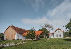 Architekti z EM.A a EM architekti pracovali s původní hmotou chalupy i hospodářských staveb a otevřeli areál směrem do okolní krajiny.