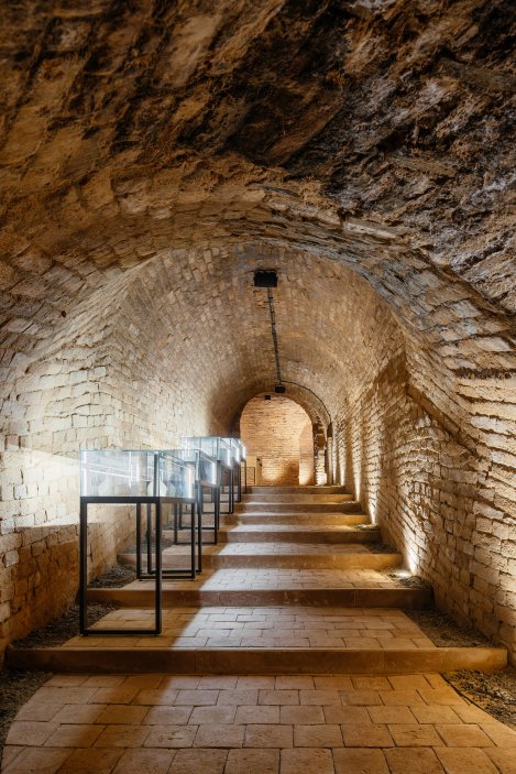 Prohlédněte si proměnu slavných templářských sklepů v Čejkovicích. Historické podzemí staré téměř devět století dostalo citlivě pojatou návštěvnickou trasu, která propojuje víno, původní architekturu a současný design.