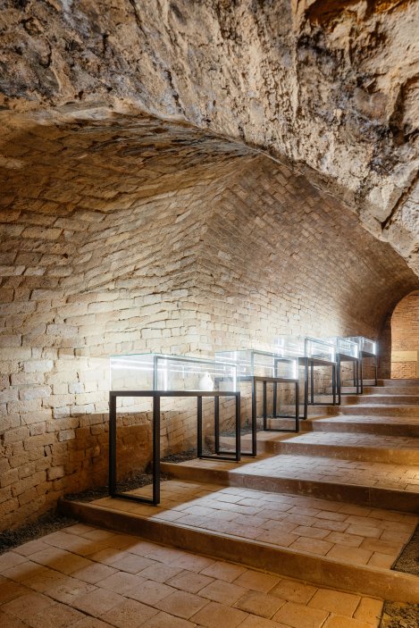 Prohlédněte si proměnu slavných templářských sklepů v Čejkovicích. Historické podzemí staré téměř devět století dostalo citlivě pojatou návštěvnickou trasu, která propojuje víno, původní architekturu a současný design.