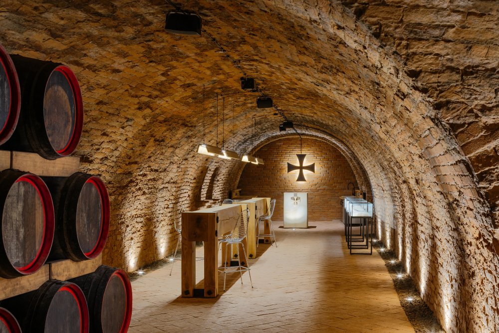 Prohlédněte si proměnu slavných templářských sklepů v Čejkovicích. Historické podzemí staré téměř devět století dostalo citlivě pojatou návštěvnickou trasu, která propojuje víno, původní architekturu a současný design.