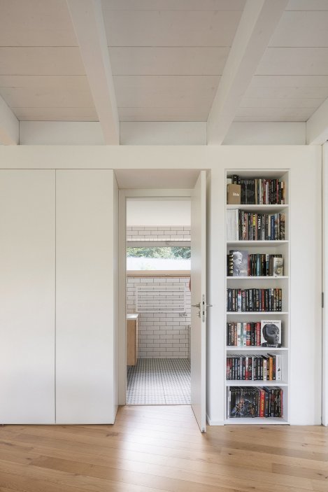 Prohlédněte si rodinný dům na úpatí moravskoslezských Beskyd, který vznikl jako alternativa ke katalogovým bungalovům. Architekti ze studia Papundekl rozdělili stavbu do tří jednoduchých objemů a mezi nimi vytvořili velký společný prostor bez zbytečných chodeb, otevřený směrem do zahrady.