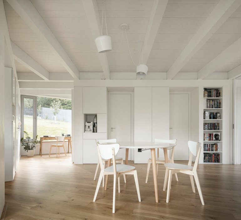 Prohlédněte si rodinný dům na úpatí moravskoslezských Beskyd, který vznikl jako alternativa ke katalogovým bungalovům. Architekti ze studia Papundekl rozdělili stavbu do tří jednoduchých objemů a mezi nimi vytvořili velký společný prostor bez zbytečných chodeb, otevřený směrem do zahrady.