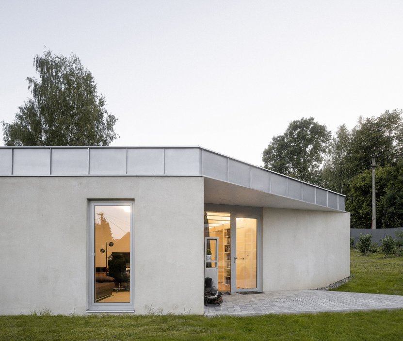 Prohlédněte si rodinný dům na úpatí moravskoslezských Beskyd, který vznikl jako alternativa ke katalogovým bungalovům. Architekti ze studia Papundekl rozdělili stavbu do tří jednoduchých objemů a mezi nimi vytvořili velký společný prostor bez zbytečných chodeb, otevřený směrem do zahrady.