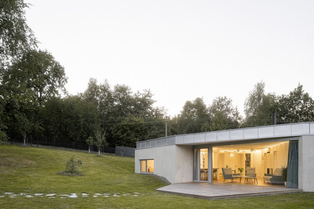Prohlédněte si rodinný dům na úpatí moravskoslezských Beskyd, který vznikl jako alternativa ke katalogovým bungalovům. Architekti ze studia Papundekl rozdělili stavbu do tří jednoduchých objemů a mezi nimi vytvořili velký společný prostor bez zbytečných chodeb, otevřený směrem do zahrady.