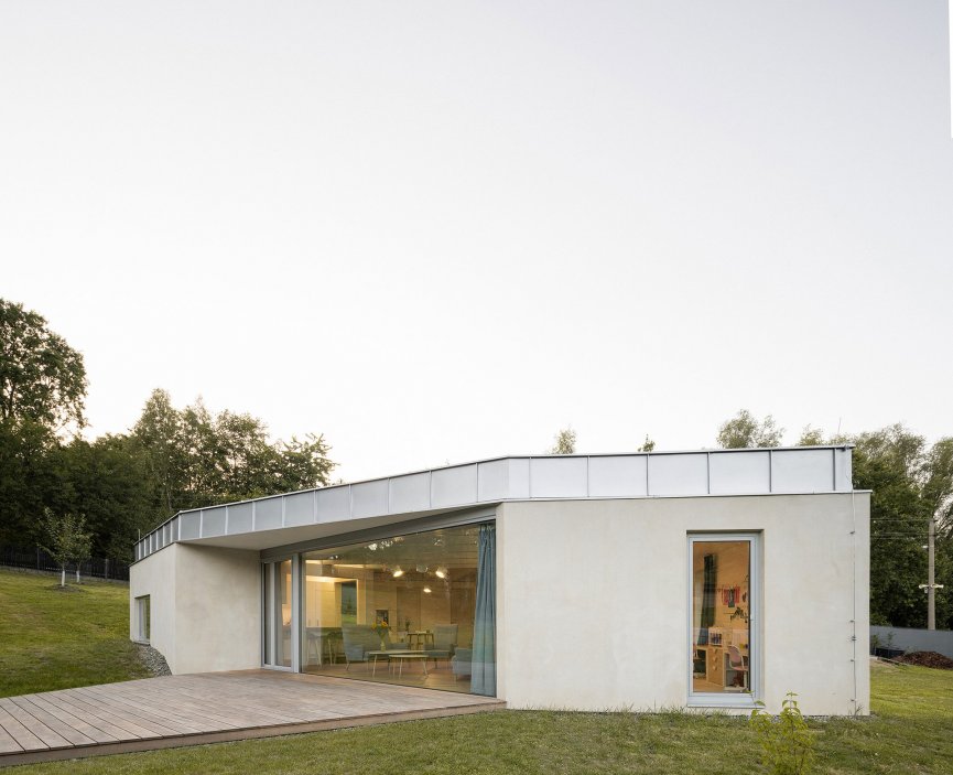 Prohlédněte si rodinný dům na úpatí moravskoslezských Beskyd, který vznikl jako alternativa ke katalogovým bungalovům. Architekti ze studia Papundekl rozdělili stavbu do tří jednoduchých objemů a mezi nimi vytvořili velký společný prostor bez zbytečných chodeb, otevřený směrem do zahrady.