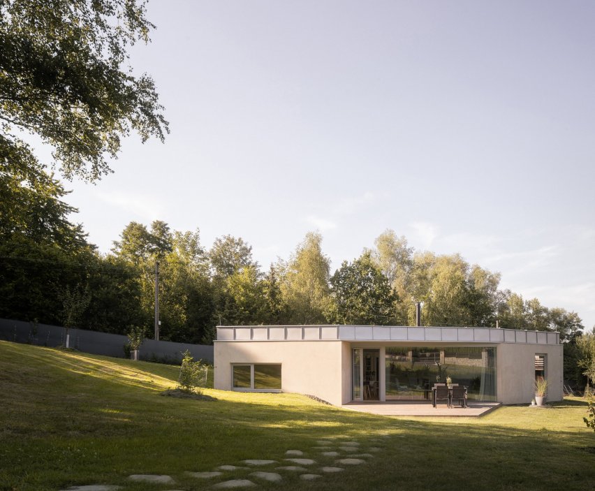 Prohlédněte si rodinný dům na úpatí moravskoslezských Beskyd, který vznikl jako alternativa ke katalogovým bungalovům. Architekti ze studia Papundekl rozdělili stavbu do tří jednoduchých objemů a mezi nimi vytvořili velký společný prostor bez zbytečných chodeb, otevřený směrem do zahrady.