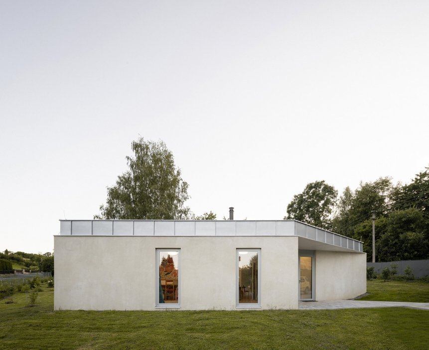 Prohlédněte si rodinný dům na úpatí moravskoslezských Beskyd, který vznikl jako alternativa ke katalogovým bungalovům. Architekti ze studia Papundekl rozdělili stavbu do tří jednoduchých objemů a mezi nimi vytvořili velký společný prostor bez zbytečných chodeb, otevřený směrem do zahrady.
