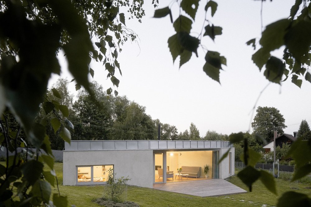 Prohlédněte si rodinný dům na úpatí moravskoslezských Beskyd, který vznikl jako alternativa ke katalogovým bungalovům. Architekti ze studia Papundekl rozdělili stavbu do tří jednoduchých objemů a mezi nimi vytvořili velký společný prostor bez zbytečných chodeb, otevřený směrem do zahrady.