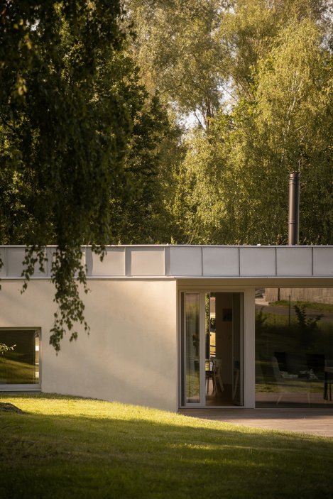 Prohlédněte si rodinný dům na úpatí moravskoslezských Beskyd, který vznikl jako alternativa ke katalogovým bungalovům. Architekti ze studia Papundekl rozdělili stavbu do tří jednoduchých objemů a mezi nimi vytvořili velký společný prostor bez zbytečných chodeb, otevřený směrem do zahrady.