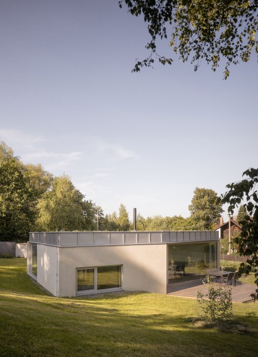 Prohlédněte si rodinný dům na úpatí moravskoslezských Beskyd, který vznikl jako alternativa ke katalogovým bungalovům. Architekti ze studia Papundekl rozdělili stavbu do tří jednoduchých objemů a mezi nimi vytvořili velký společný prostor bez zbytečných chodeb, otevřený směrem do zahrady.