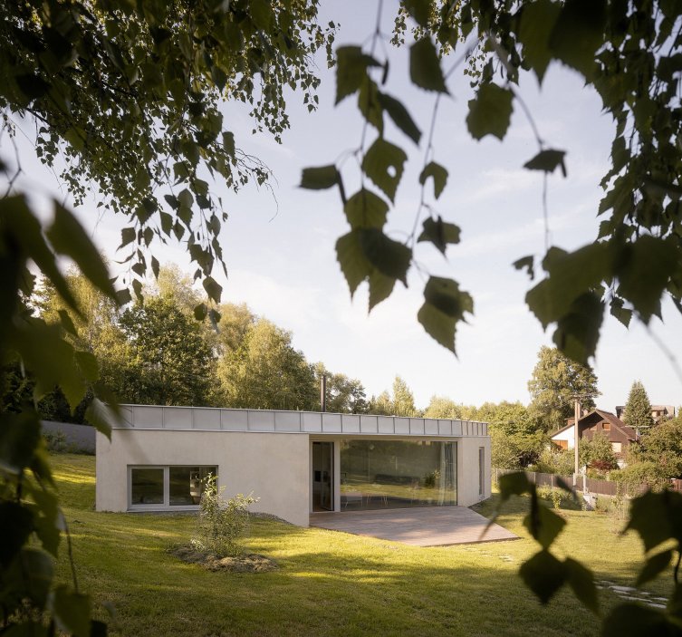 Prohlédněte si rodinný dům na úpatí moravskoslezských Beskyd, který vznikl jako alternativa ke katalogovým bungalovům. Architekti ze studia Papundekl rozdělili stavbu do tří jednoduchých objemů a mezi nimi vytvořili velký společný prostor bez zbytečných chodeb, otevřený směrem do zahrady.