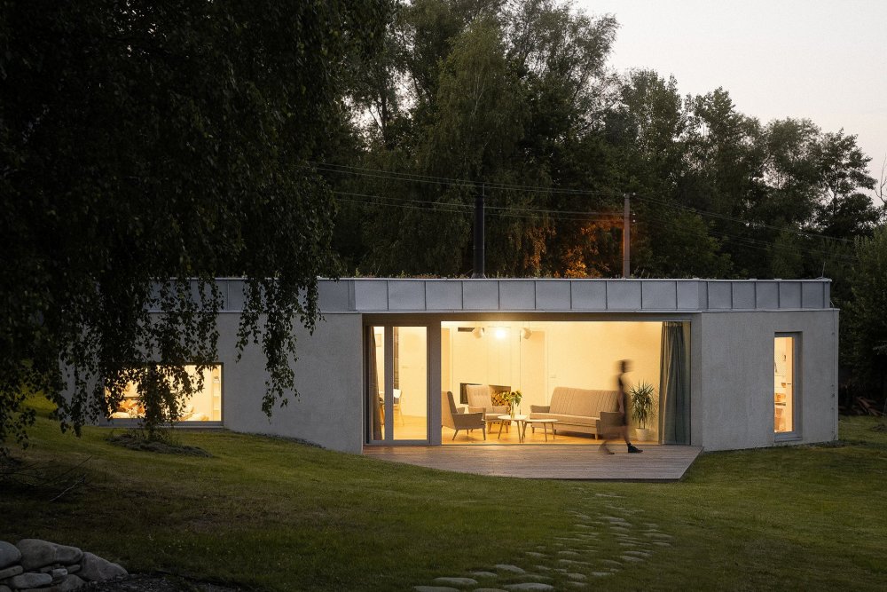 Prohlédněte si rodinný dům na úpatí moravskoslezských Beskyd, který vznikl jako alternativa ke katalogovým bungalovům. Architekti ze studia Papundekl rozdělili stavbu do tří jednoduchých objemů a mezi nimi vytvořili velký společný prostor bez zbytečných chodeb, otevřený směrem do zahrady.