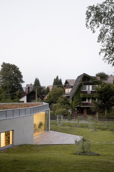 Prohlédněte si rodinný dům na úpatí moravskoslezských Beskyd, který vznikl jako alternativa ke katalogovým bungalovům. Architekti ze studia Papundekl rozdělili stavbu do tří jednoduchých objemů a mezi nimi vytvořili velký společný prostor bez zbytečných chodeb, otevřený směrem do zahrady.