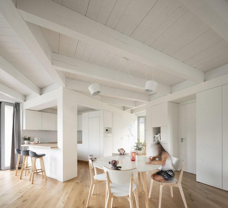 Prohlédněte si rodinný dům na úpatí moravskoslezských Beskyd, který vznikl jako alternativa ke katalogovým bungalovům. Architekti ze studia Papundekl rozdělili stavbu do tří jednoduchých objemů a mezi nimi vytvořili velký společný prostor bez zbytečných chodeb, otevřený směrem do zahrady.