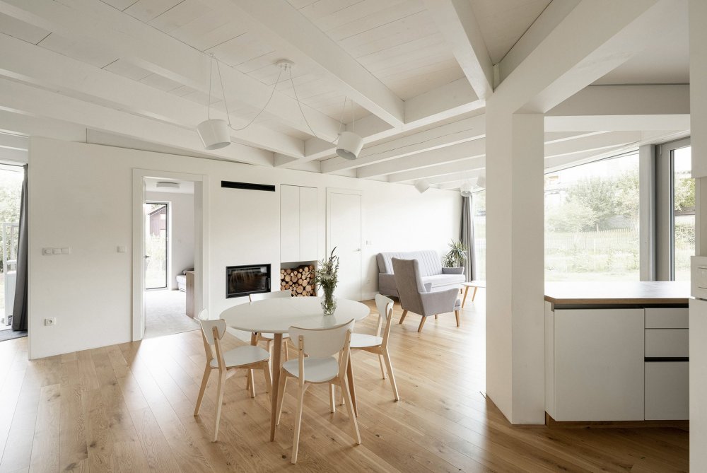 Prohlédněte si rodinný dům na úpatí moravskoslezských Beskyd, který vznikl jako alternativa ke katalogovým bungalovům. Architekti ze studia Papundekl rozdělili stavbu do tří jednoduchých objemů a mezi nimi vytvořili velký společný prostor bez zbytečných chodeb, otevřený směrem do zahrady.