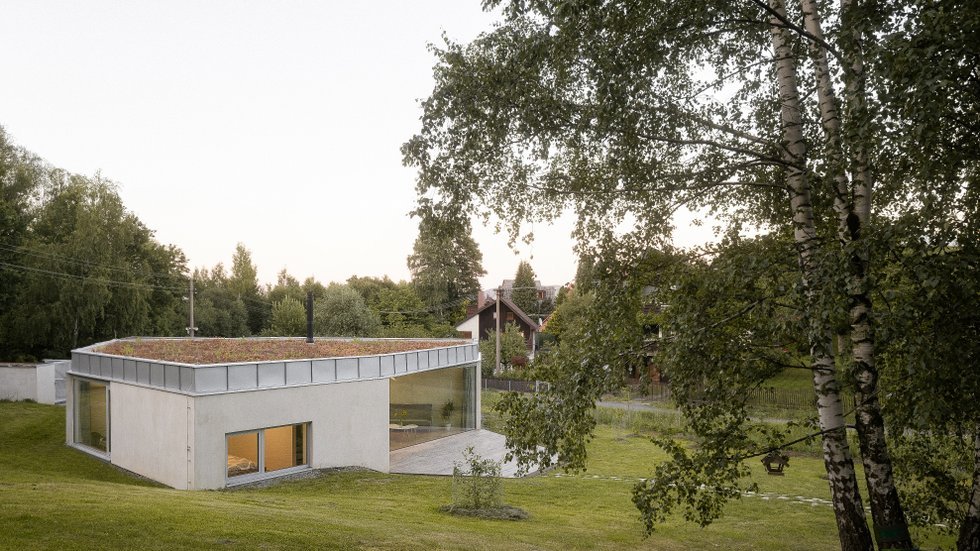 Prohlédněte si rodinný dům na úpatí moravskoslezských Beskyd, který vznikl jako alternativa ke katalogovým bungalovům. Architekti ze studia Papundekl rozdělili stavbu do tří jednoduchých objemů a mezi nimi vytvořili velký společný prostor bez zbytečných chodeb, otevřený směrem do zahrady.