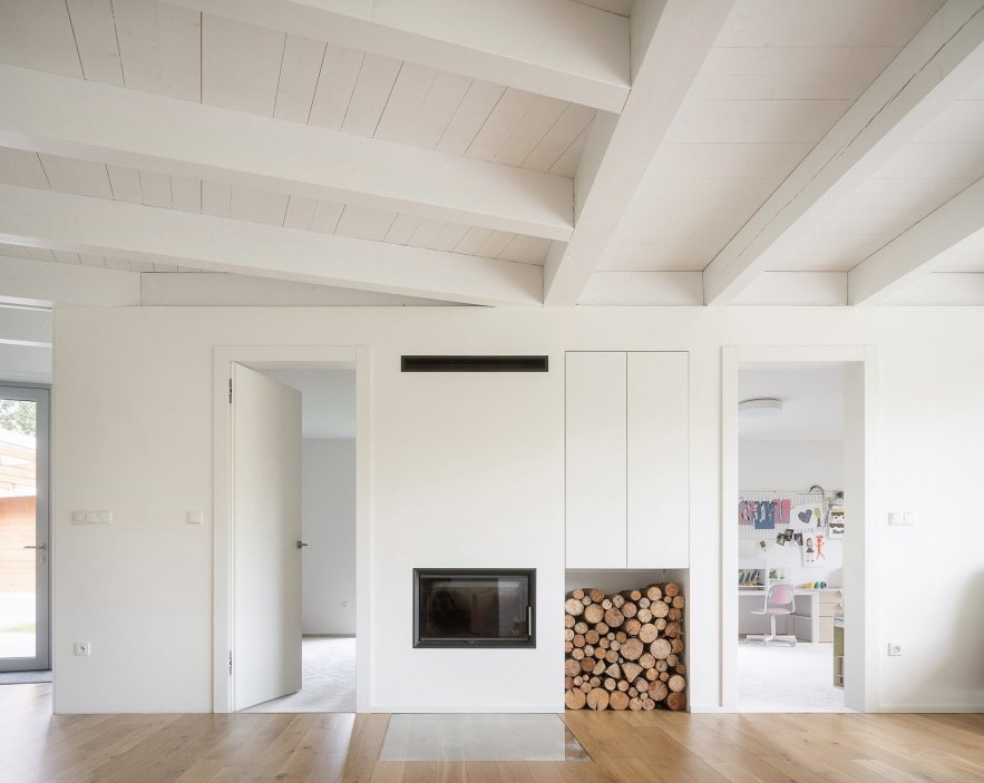 Prohlédněte si rodinný dům na úpatí moravskoslezských Beskyd, který vznikl jako alternativa ke katalogovým bungalovům. Architekti ze studia Papundekl rozdělili stavbu do tří jednoduchých objemů a mezi nimi vytvořili velký společný prostor bez zbytečných chodeb, otevřený směrem do zahrady.