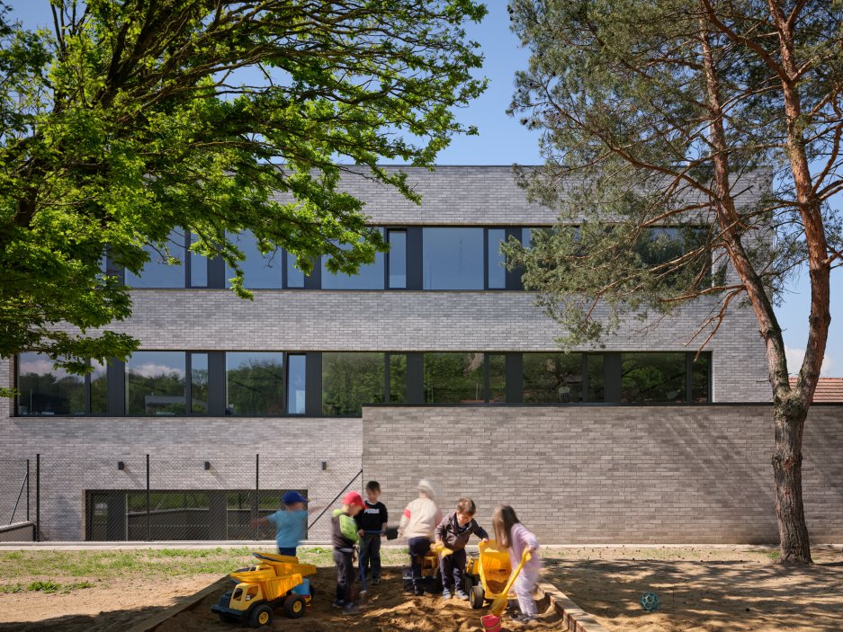 Bývalý obchodní dům Jednota ze 70. let dostal v Čebíně nový život. Brněnské studio knesl kynčl architekti jej proměnilo v moderní školu pro zhruba 120 žáků, která doplnila chybějící druhý stupeň a stala se novou součástí života na návsi. Projekt ukazuje, že i zdánlivě přežité stavby mohou místo demolice získat smysluplnou současnou funkci.