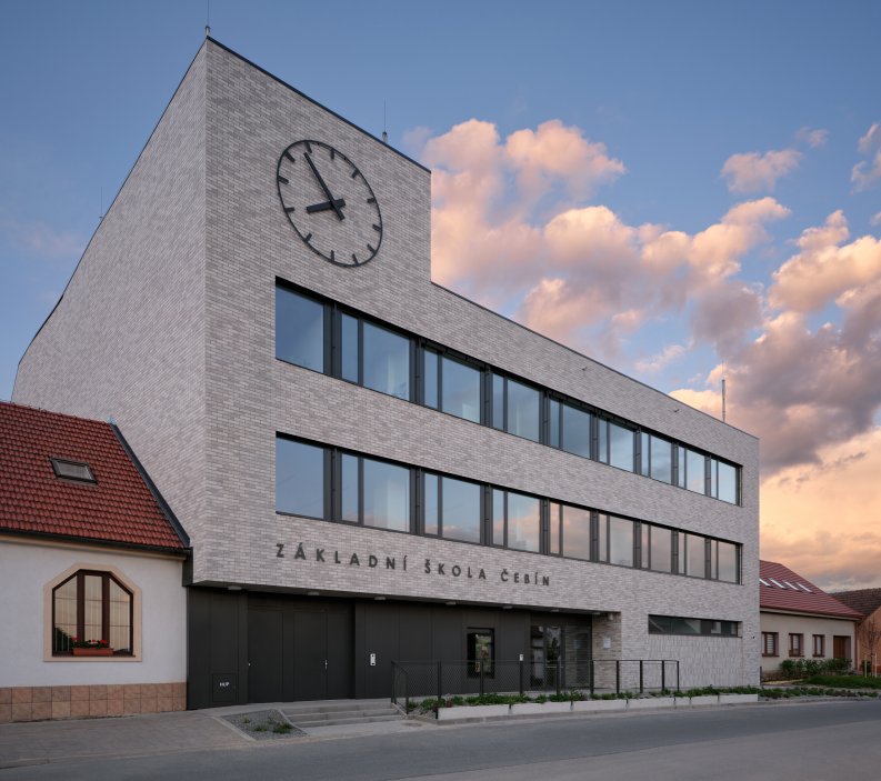 Bývalý obchodní dům Jednota ze 70. let dostal v Čebíně nový život. Brněnské studio knesl kynčl architekti jej proměnilo v moderní školu pro zhruba 120 žáků, která doplnila chybějící druhý stupeň a stala se novou součástí života na návsi. Projekt ukazuje, že i zdánlivě přežité stavby mohou místo demolice získat smysluplnou současnou funkci.