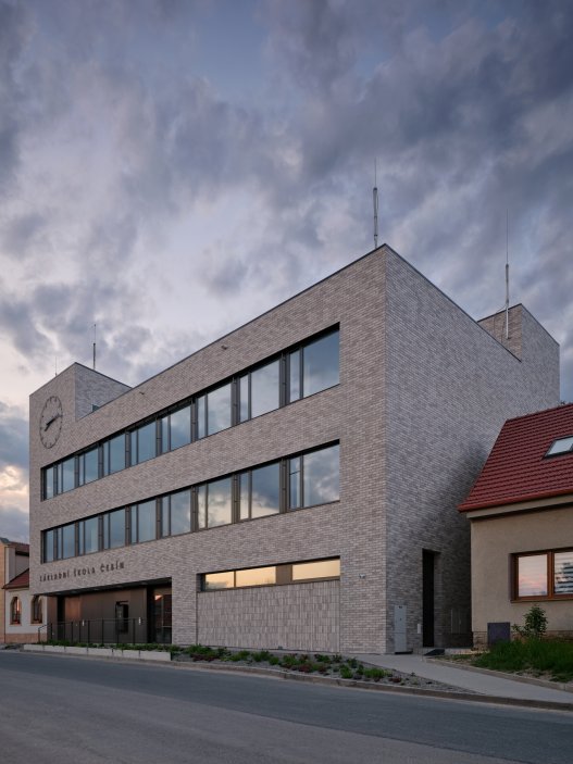 Bývalý obchodní dům Jednota ze 70. let dostal v Čebíně nový život. Brněnské studio knesl kynčl architekti jej proměnilo v moderní školu pro zhruba 120 žáků, která doplnila chybějící druhý stupeň a stala se novou součástí života na návsi. Projekt ukazuje, že i zdánlivě přežité stavby mohou místo demolice získat smysluplnou současnou funkci.