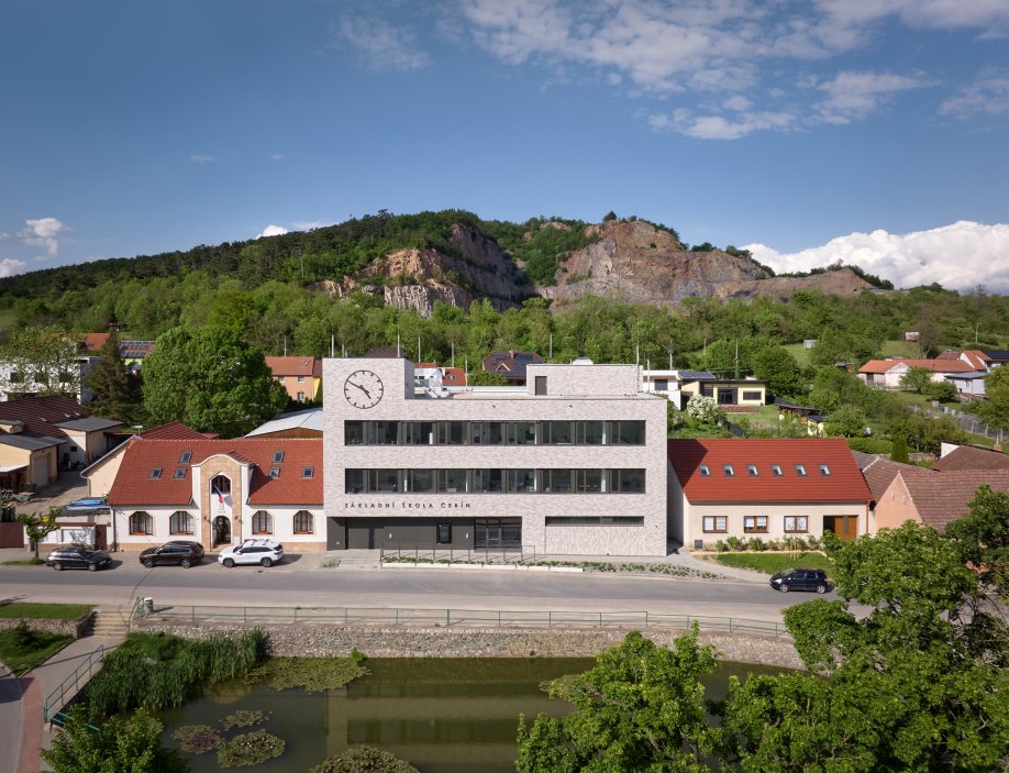 Bývalý obchodní dům Jednota ze 70. let dostal v Čebíně nový život. Brněnské studio knesl kynčl architekti jej proměnilo v moderní školu pro zhruba 120 žáků, která doplnila chybějící druhý stupeň a stala se novou součástí života na návsi. Projekt ukazuje, že i zdánlivě přežité stavby mohou místo demolice získat smysluplnou současnou funkci.