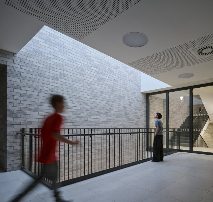 Bývalý obchodní dům Jednota ze 70. let dostal v Čebíně nový život. Brněnské studio knesl kynčl architekti jej proměnilo v moderní školu pro zhruba 120 žáků, která doplnila chybějící druhý stupeň a stala se novou součástí života na návsi. Projekt ukazuje, že i zdánlivě přežité stavby mohou místo demolice získat smysluplnou současnou funkci.