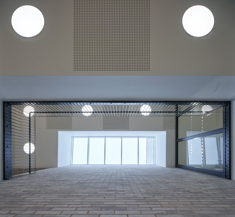 Bývalý obchodní dům Jednota ze 70. let dostal v Čebíně nový život. Brněnské studio knesl kynčl architekti jej proměnilo v moderní školu pro zhruba 120 žáků, která doplnila chybějící druhý stupeň a stala se novou součástí života na návsi. Projekt ukazuje, že i zdánlivě přežité stavby mohou místo demolice získat smysluplnou současnou funkci.