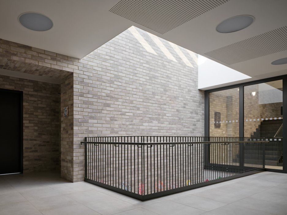 Bývalý obchodní dům Jednota ze 70. let dostal v Čebíně nový život. Brněnské studio knesl kynčl architekti jej proměnilo v moderní školu pro zhruba 120 žáků, která doplnila chybějící druhý stupeň a stala se novou součástí života na návsi. Projekt ukazuje, že i zdánlivě přežité stavby mohou místo demolice získat smysluplnou současnou funkci.