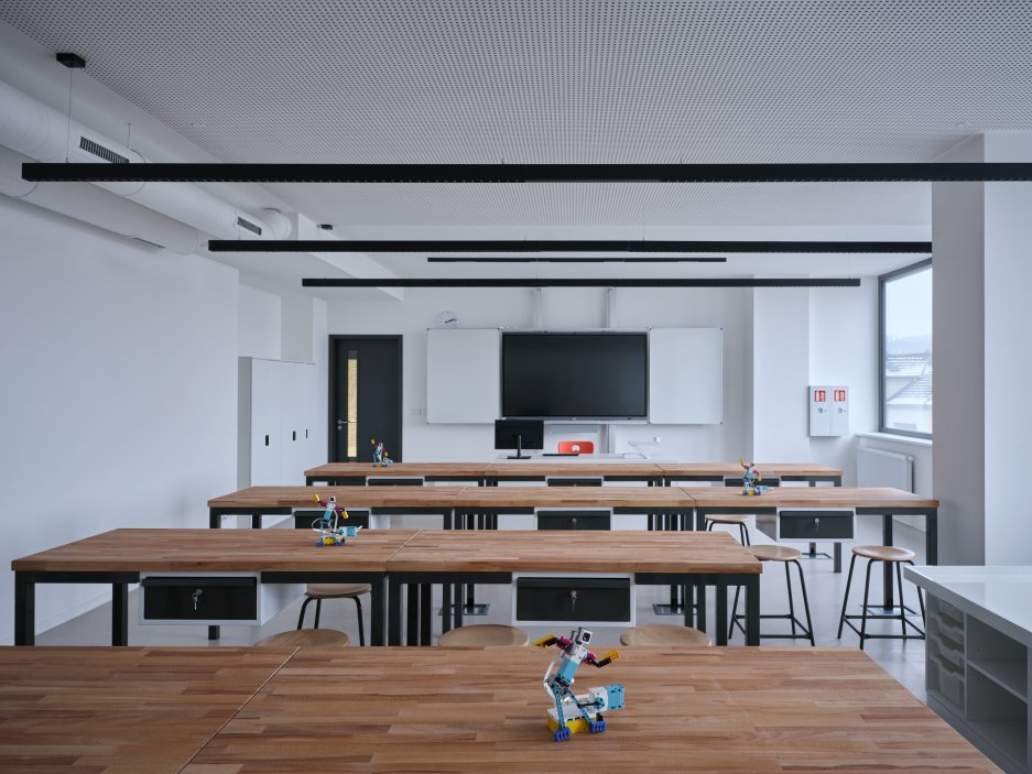 Bývalý obchodní dům Jednota ze 70. let dostal v Čebíně nový život. Brněnské studio knesl kynčl architekti jej proměnilo v moderní školu pro zhruba 120 žáků, která doplnila chybějící druhý stupeň a stala se novou součástí života na návsi. Projekt ukazuje, že i zdánlivě přežité stavby mohou místo demolice získat smysluplnou současnou funkci.