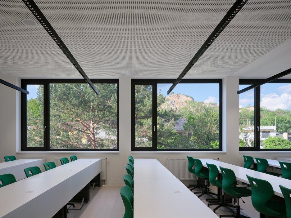 Bývalý obchodní dům Jednota ze 70. let dostal v Čebíně nový život. Brněnské studio knesl kynčl architekti jej proměnilo v moderní školu pro zhruba 120 žáků, která doplnila chybějící druhý stupeň a stala se novou součástí života na návsi. Projekt ukazuje, že i zdánlivě přežité stavby mohou místo demolice získat smysluplnou současnou funkci.