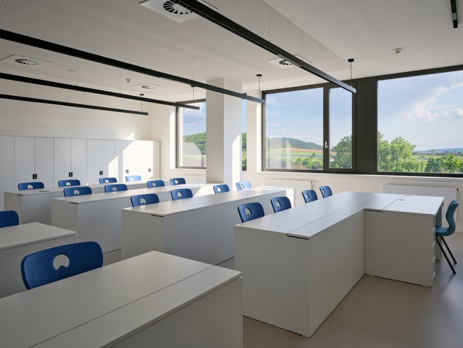 Bývalý obchodní dům Jednota ze 70. let dostal v Čebíně nový život. Brněnské studio knesl kynčl architekti jej proměnilo v moderní školu pro zhruba 120 žáků, která doplnila chybějící druhý stupeň a stala se novou součástí života na návsi. Projekt ukazuje, že i zdánlivě přežité stavby mohou místo demolice získat smysluplnou současnou funkci.