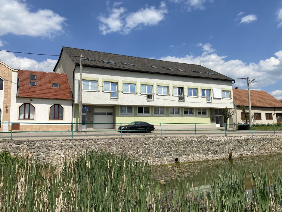 Bývalý obchodní dům Jednota ze 70. let dostal v Čebíně nový život. Brněnské studio knesl kynčl architekti jej proměnilo v moderní školu pro zhruba 120 žáků, která doplnila chybějící druhý stupeň a stala se novou součástí života na návsi. Projekt ukazuje, že i zdánlivě přežité stavby mohou místo demolice získat smysluplnou současnou funkci.