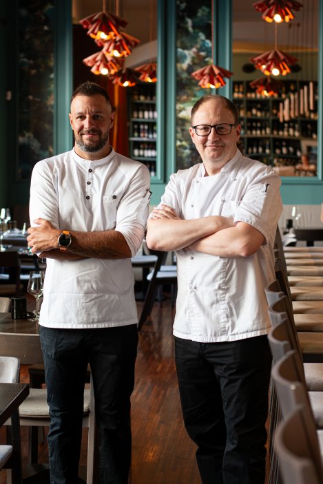 Za kuchyní Vinografu stojí Radek David a Andrej Mišutka. David prošel pražskými restauracemi Kampa Park, Rybí trh, Flambée či hotelem Radisson SAS Alcron, největší část kariéry ale spojil s restaurací La Veranda, kterou otevíral jako šéfkuchař.