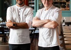 Za kuchyní Vinografu stojí Radek David a Andrej Mišutka. David prošel pražskými restauracemi Kampa Park, Rybí trh, Flambée či hotelem Radisson SAS Alcron, největší část kariéry ale spojil s restaurací La Veranda, kterou otevíral jako šéfkuchař.