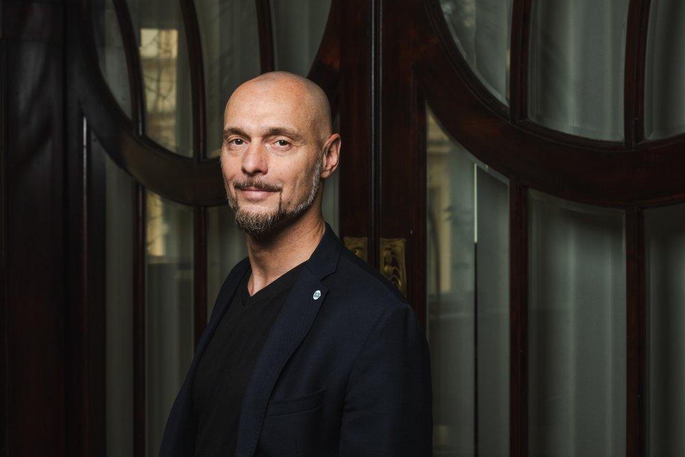 Regulace, která klade náročné požadavky, ještě nemusí být byrokratická, říká v rozhovoru předseda Státního úřadu pro jadernou bezpečnost (SÚJB) Štěpán Kochánek. Uznává, že jaderní regulátoři mají hledat cestu k vyšší efektivitě i zjednodušením.